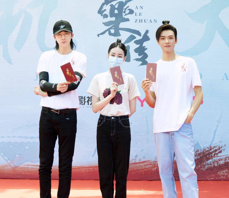 龚俊|《安乐传》开机路透,本以为龚俊够帅,却被男二的大长腿所吸引