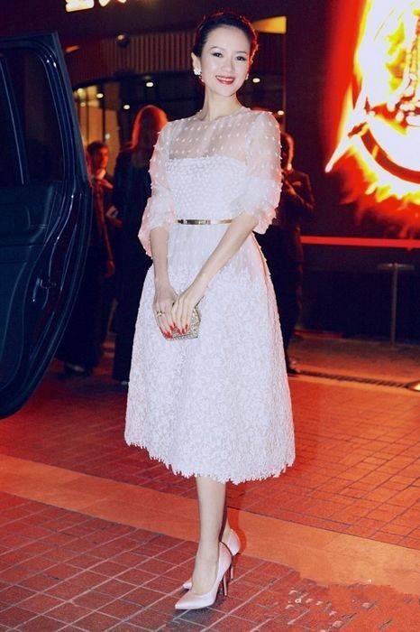 配饰|章子怡颜值回春太美了！白裙配lob卷发时髦减龄，谁能看出她42岁
