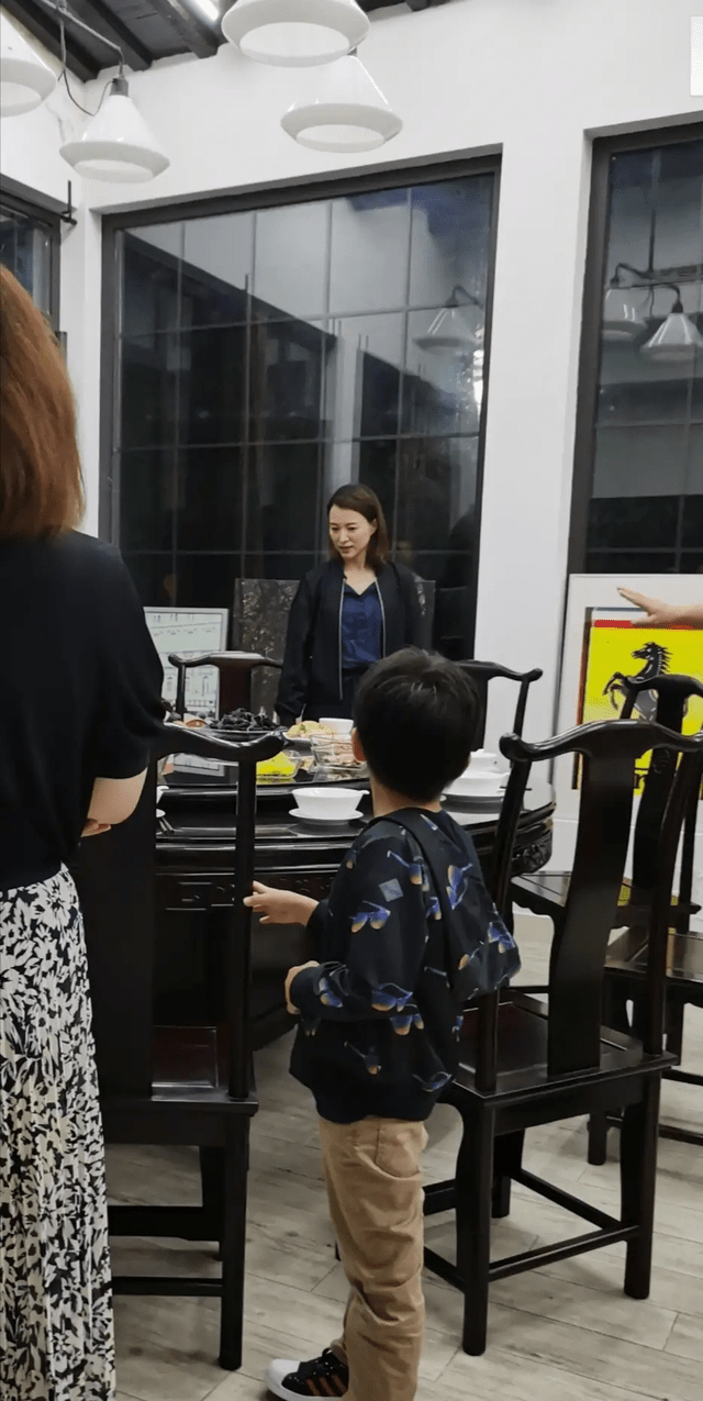 形象|董卿白岩松久违合体，董卿剪短发更女人，53岁白岩松头发已花白