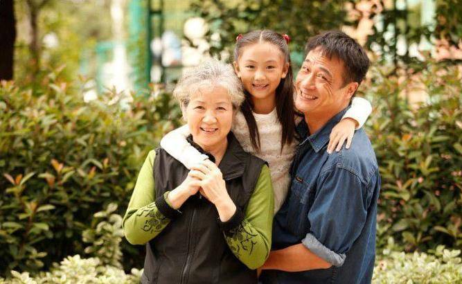 张翠芳和老公谭天谦是同学,两人都很热爱演艺事业.