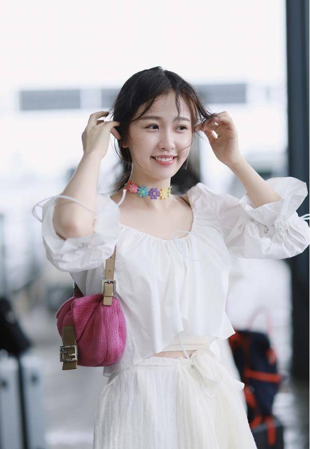 灵气|虞书欣笑容甜美,一身白色穿搭似“仙女”,造型灵气让人喜欢