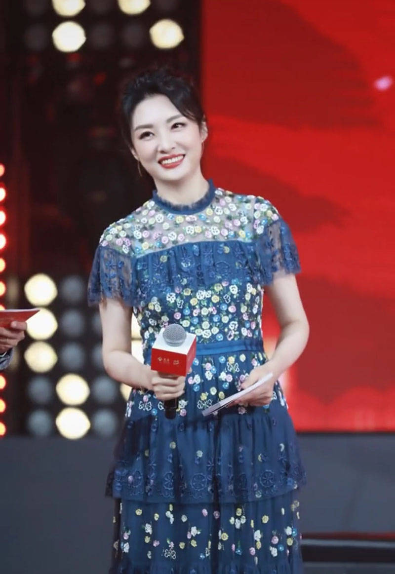 53岁主持人周涛久违上班,穿落花裙扎森系马尾,打扮时髦似女明星