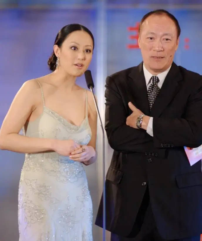 身材|章小蕙穿衣真“招摇”，穿裙子用豹纹拼接蕾丝，一看就是高级贵妇