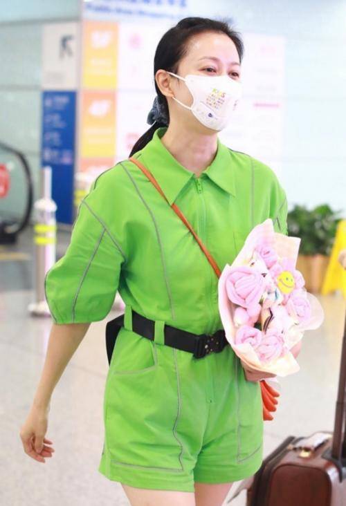 身材|倪虹洁大婶的年纪少女的身材，穿连体裤腰细腿长，一般00后比不了