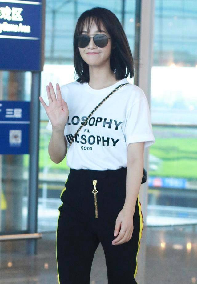 缝个|蓝盈莹这是穿了个啥,黑裤子上缝个“金拉链”,造型显眼难忽视