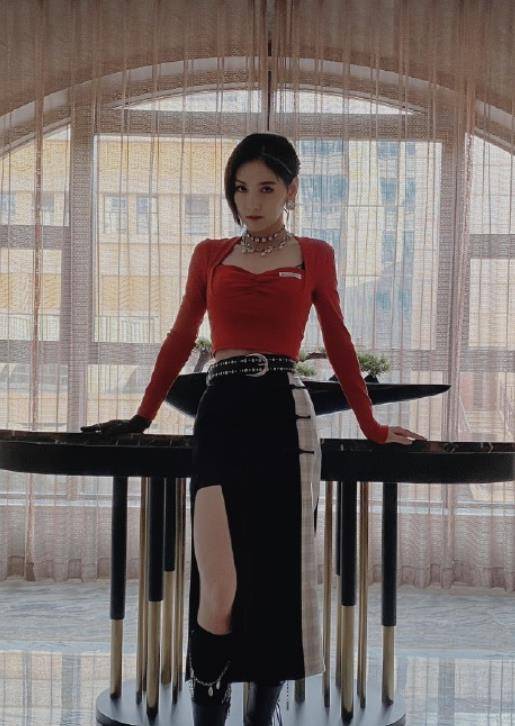 黑色|赵粤太敢穿了，拿三分裙配系带靴，谁还敢说是“大象腿”