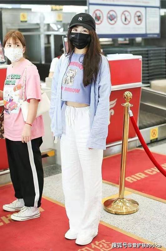 张含韵|32岁张含韵身材真好，穿露腰上衣马甲线若隐若现，气质甜美像18岁