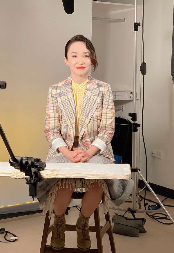 高中生|真被范文芳的少女感惊艳到，50岁的年纪扮成高中生，漫画腿好撩人