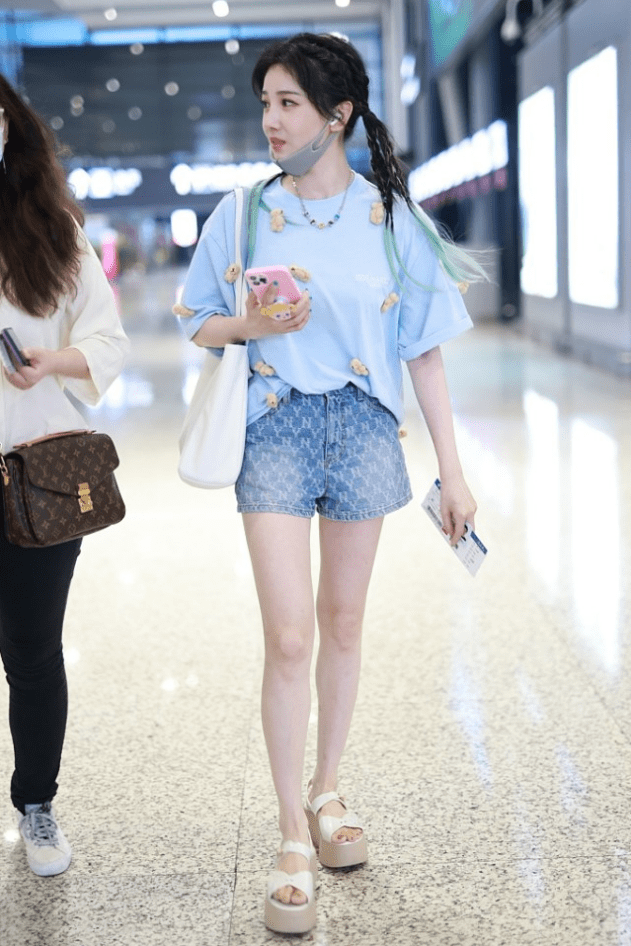 &quot|陈小纭的打扮有点＂甜度超标＂，扎双马尾配T恤，还跟小孩子一样