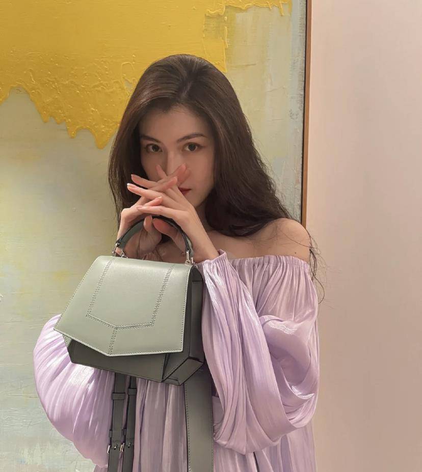 成微|30多岁的何穗又开始“装嫩”了，身穿吊带连衣裙，少女感十足