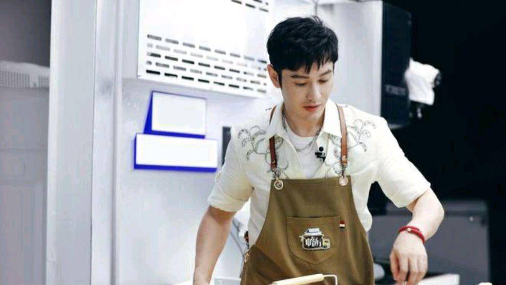 龚俊|《中餐厅5》首播：龚俊把丁真当好兄弟，黄晓明做菜被嫌弃