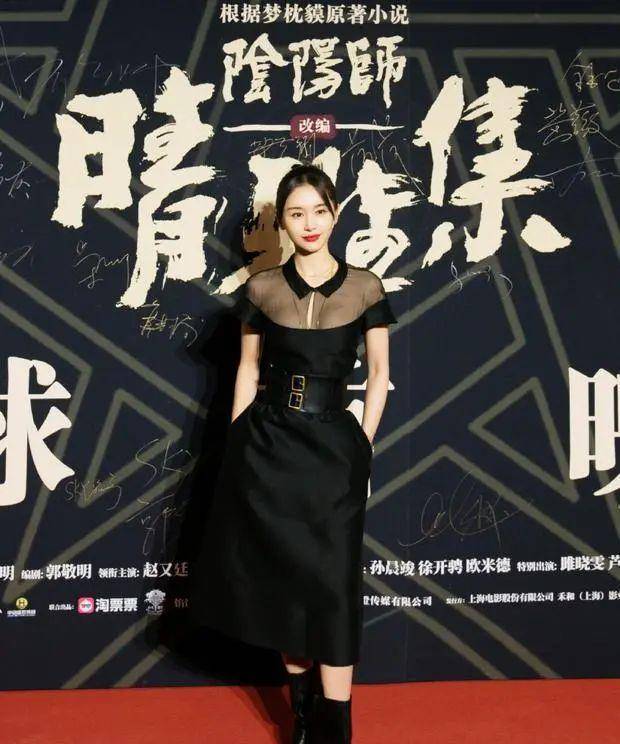 身材|王子文身材娇小却很会穿，黑色连衣裙配中筒靴很显高，看着像170