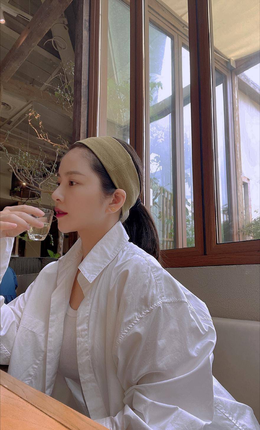 老公|王灿气质真好，穿老公杜淳的大码衬衫，看着优雅知性，魅力十足