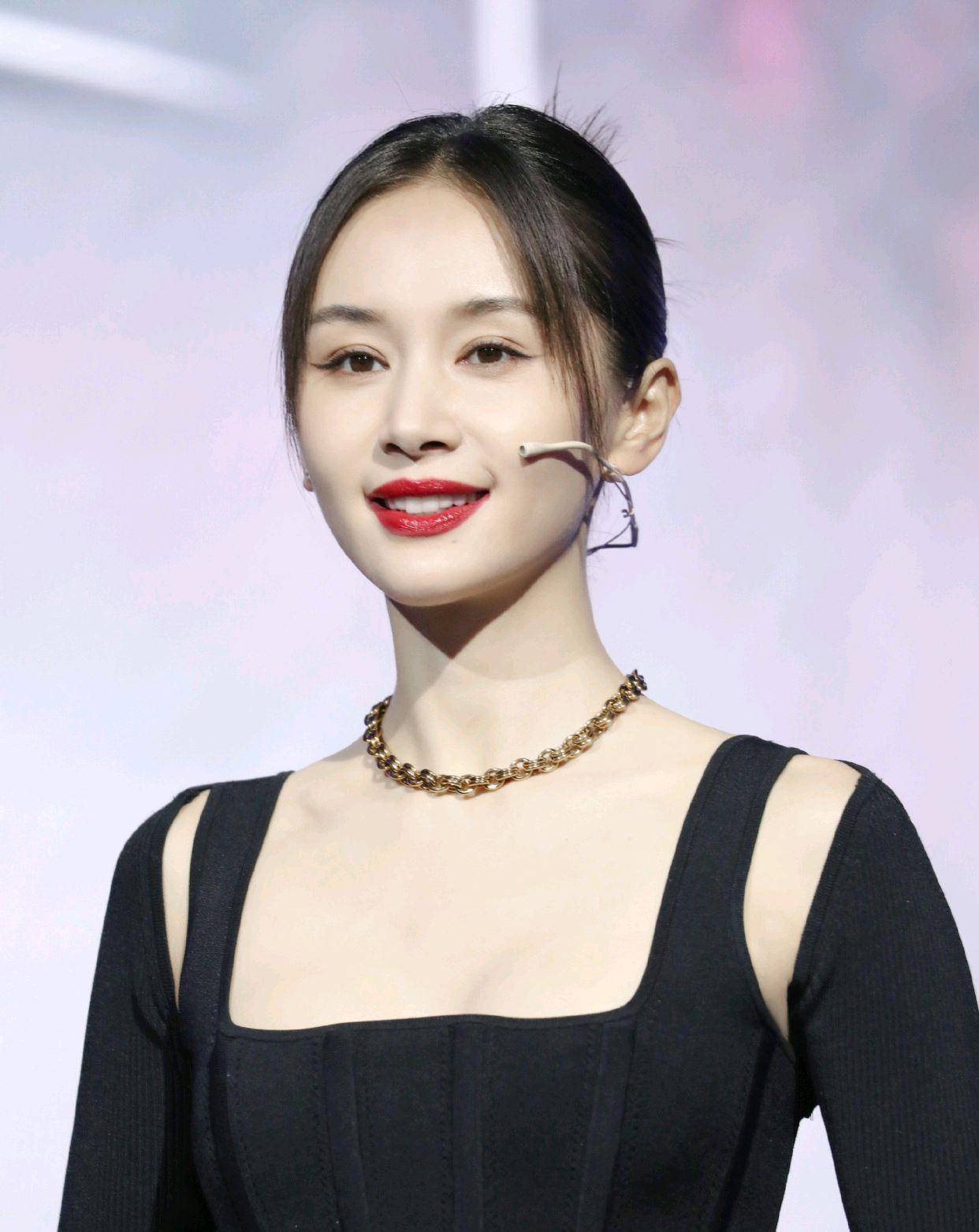 黑色|王子文把针织裙诠释得很完美，身穿一袭黑色针织裙，尽显好身材