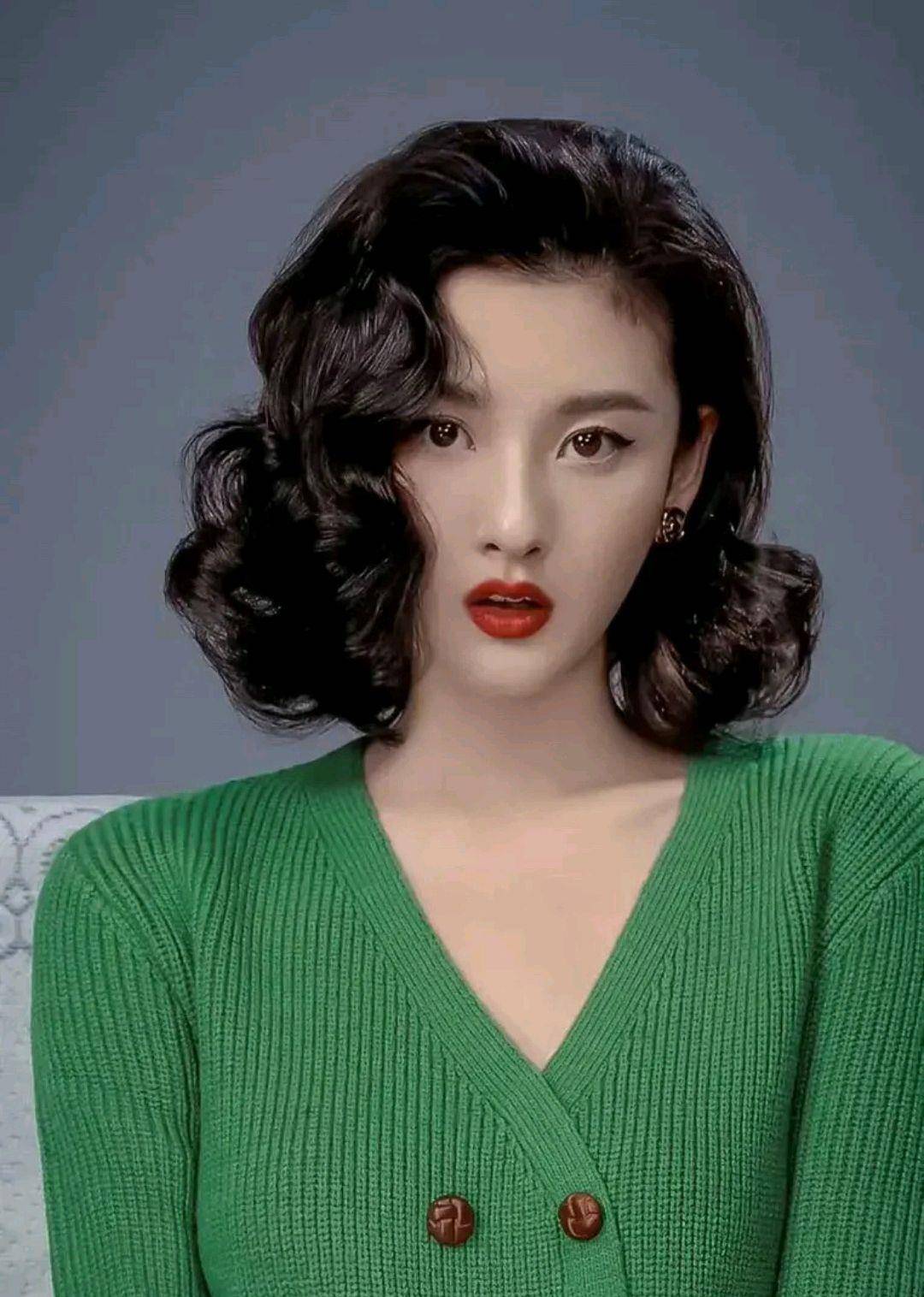 黑色|王子文把针织裙诠释得很完美，身穿一袭黑色针织裙，尽显好身材