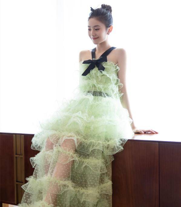 刘浩存|刘浩存刚过80斤太瘦了，穿蛋糕裙撑不起需用吊带固定，红毯惊艳了