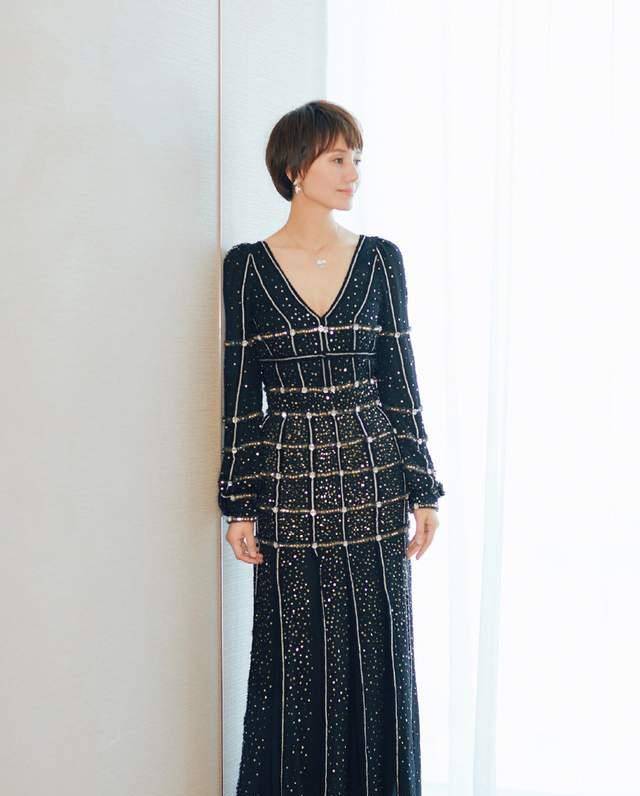 时间|袁泉原来也这么敢穿,不仅服装搭配很大胆,腿上红丝袜更惹眼