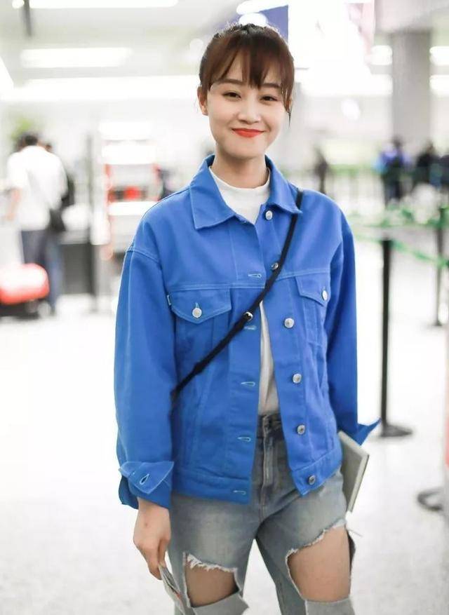 整体|蓝盈莹现身机场，穿毛领夹克搭纸袋裤玩混搭，又美又飒