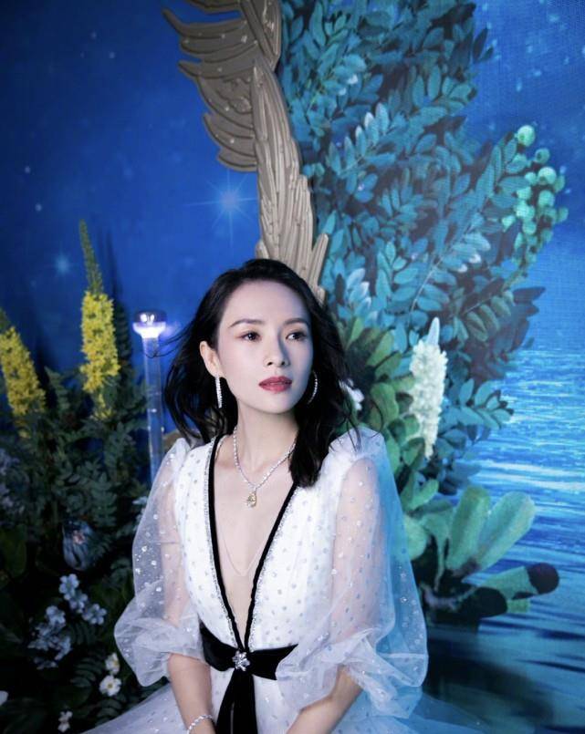 采用的|41岁章子怡真敢穿！白色连衣裙开叉到肚脐，生图也是发光的美貌