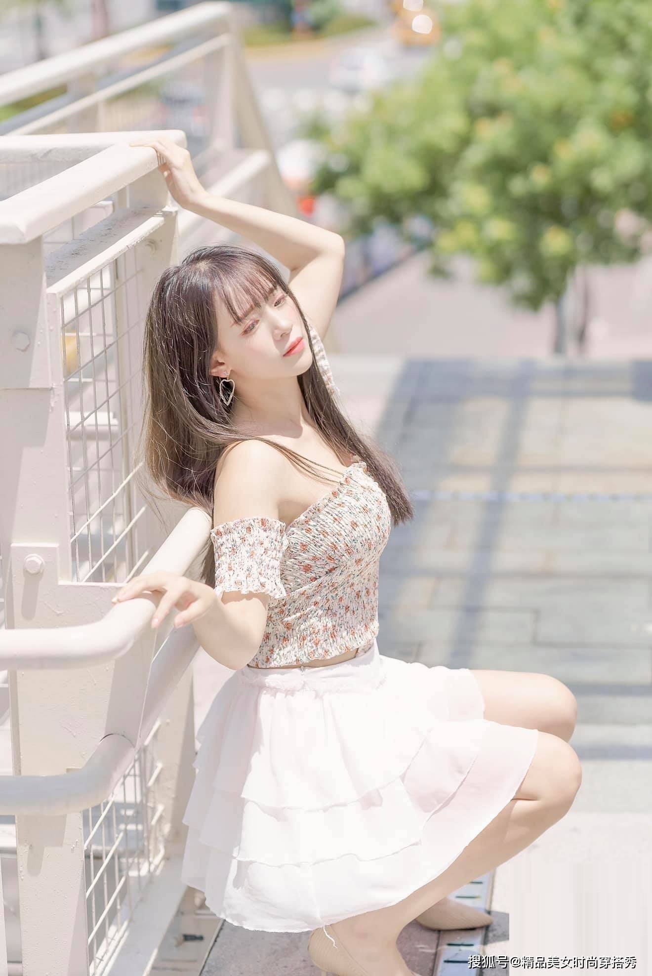 小白|性感优雅的抹胸碎花小衫配白色蛋糕小白裙，撑起街头亮丽风景线