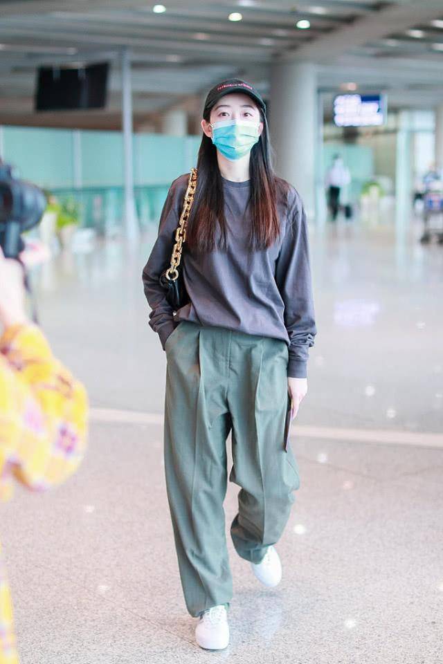 中性|蒋梦婕背“大金条”出街，一身穿搭都是“老爹装”，真会玩