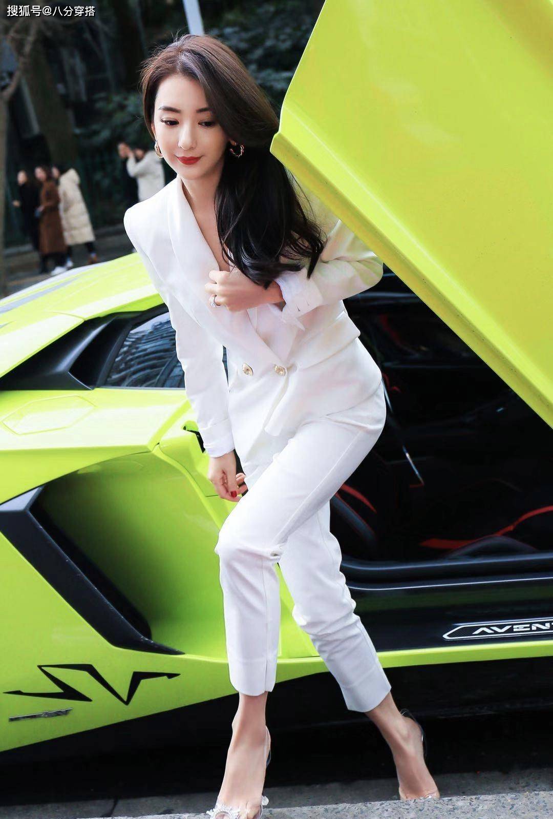 looks|方媛真有“名媛范”,白T恤配修身牛仔裤清新减龄,气质高贵