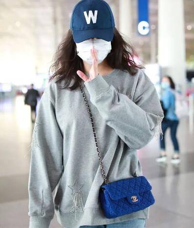 宋佳|40岁的宋佳也太真实了，素颜就敢现身机场，自信的女人最美