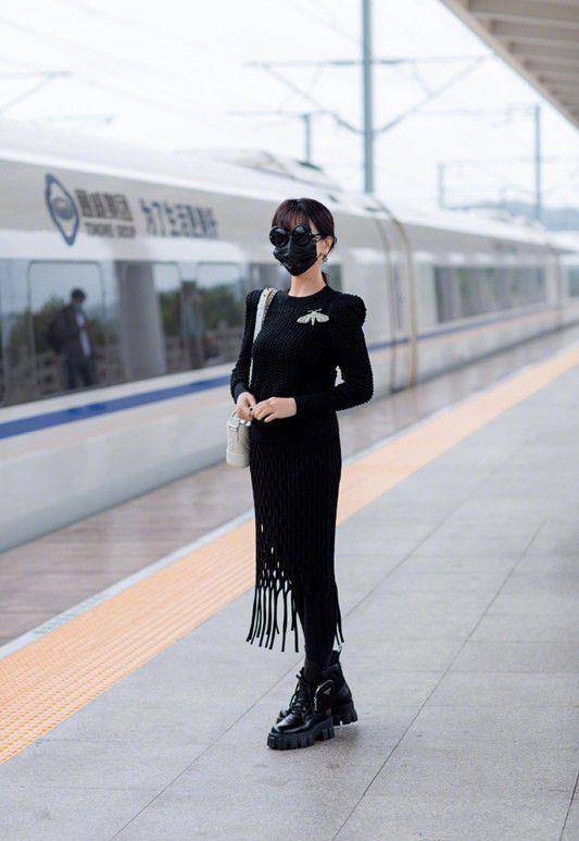 流苏|赵雅芝到底会不会变老，穿流苏长裙搭短靴，这气质不得了