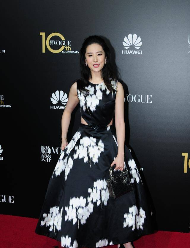 曲线|刘亦菲胖得刚刚好，穿印花裙曲线明显很抢镜，难怪欧巴也被迷上