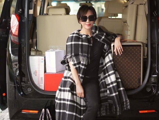 新潮|55岁刘嘉玲越老越敢尝试,穿“围巾款外套”够新潮,真有阔太范