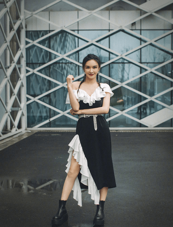 个性|莫小棋真是衣服架子，穿单肩“女仆裙”好俏皮，双麻花辫也不违和