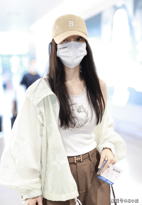 上衣|李小璐又不好好穿衣服了，穿宽松外套硬要扯下一边袖子，还挺时髦