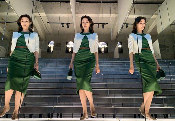 魅力|央视主持刘芳菲裙生活近照，穿旗袍画柳叶眉，腰上三圈赘肉好富态