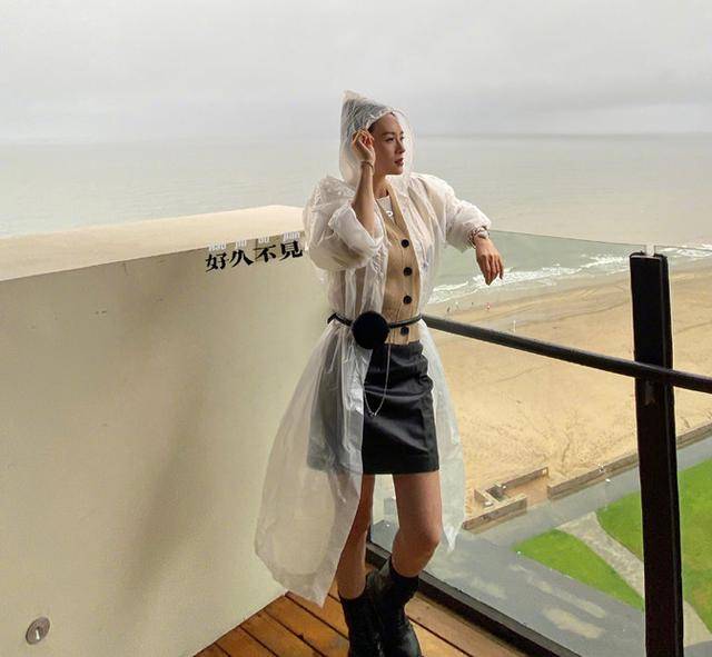 西装|42岁章子怡容光焕发，真空穿西装戴大金链，瘦成长脸气质大变样