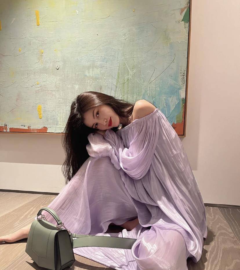 成微|30多岁的何穗又开始“装嫩”了，身穿吊带连衣裙，少女感十足