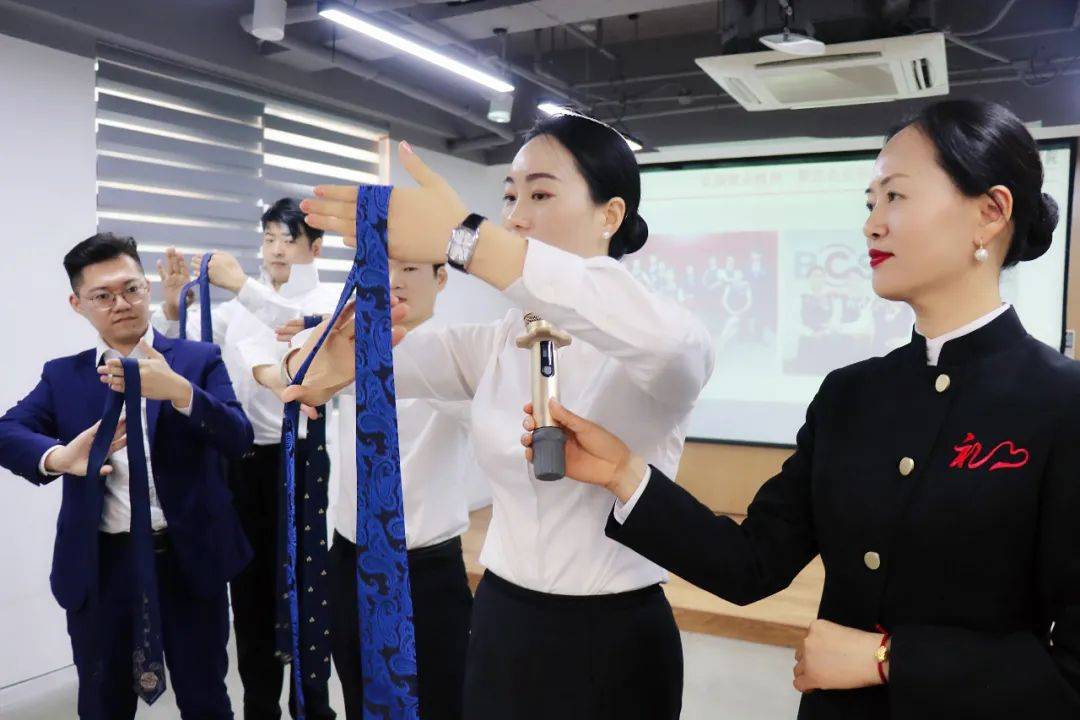 迎客三部曲 (注目礼,微笑礼,问候礼),巧分流,请坐礼,抬手礼,挥手礼2