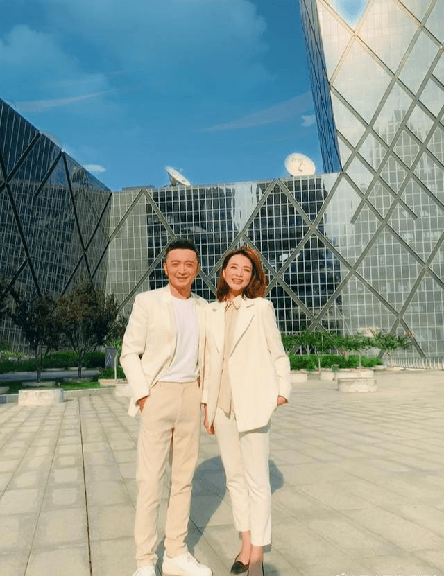 董卿更|央视两大顶流久违同台!53岁白岩松穿T恤不再高冷,董卿更接地气