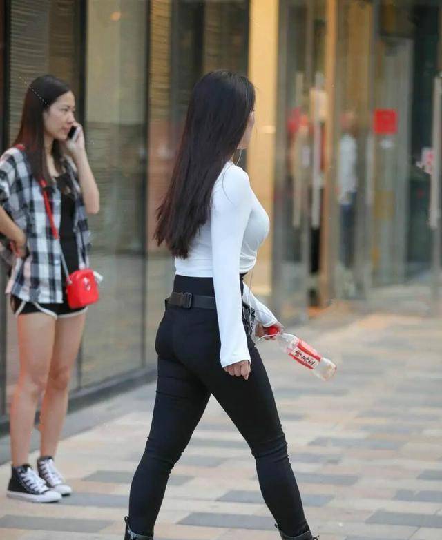 颜色|别具一格的打底裤穿着时尚舒适,充满女人的时尚韵味,高贵冷艳