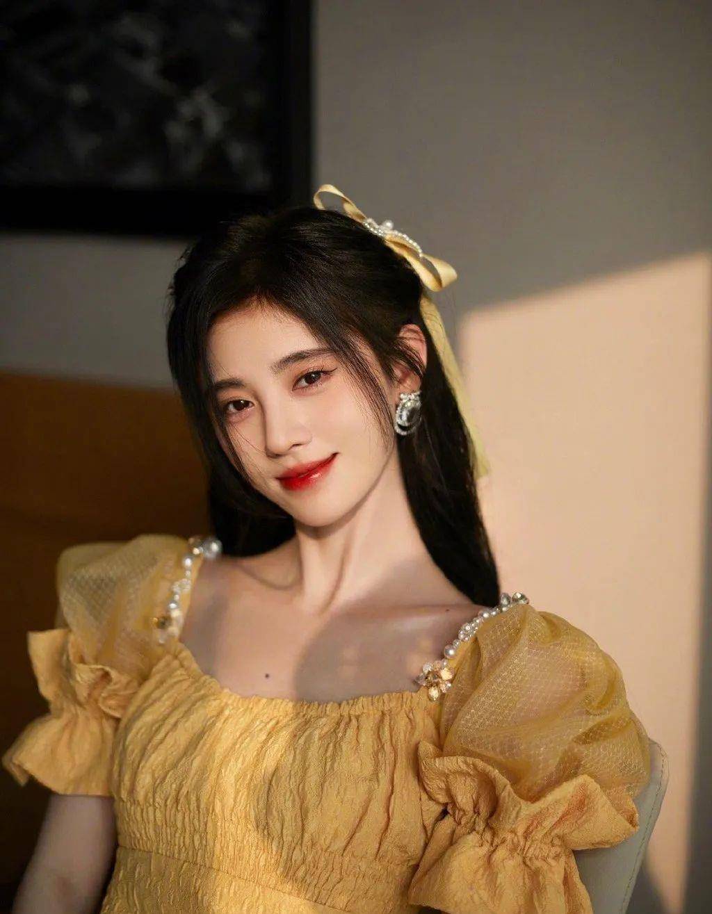 超越|穿搭｜不好意思，杨超越站泡泡袖，我站杨超越