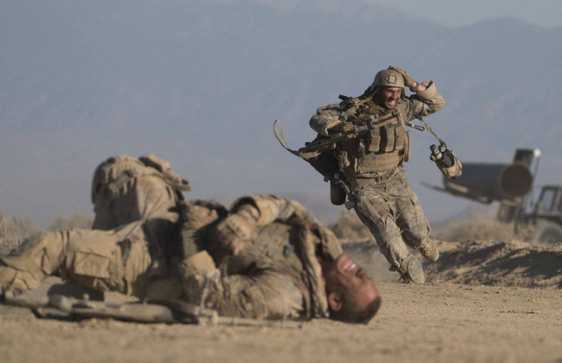 图片[2]-两名入侵伊拉克的美军士兵，被神秘的狙击手穷追不舍，一道矮墙后-魔性次元