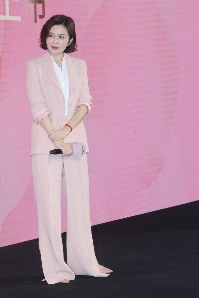 整体|58岁关之琳穿西装很个性，裤子开叉拖地太抢眼，这不愧是一代女神