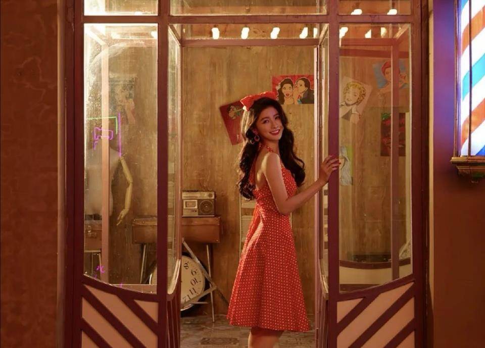 蔡卓|别被蔡卓宜的清纯长相欺骗了，穿黑色旗袍的她，冷艳又有女人味