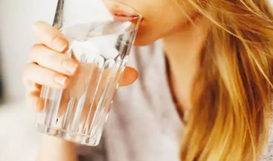 子宫|孕妇喝水要选对时间段，这4个时间补水，会让羊水更干净！