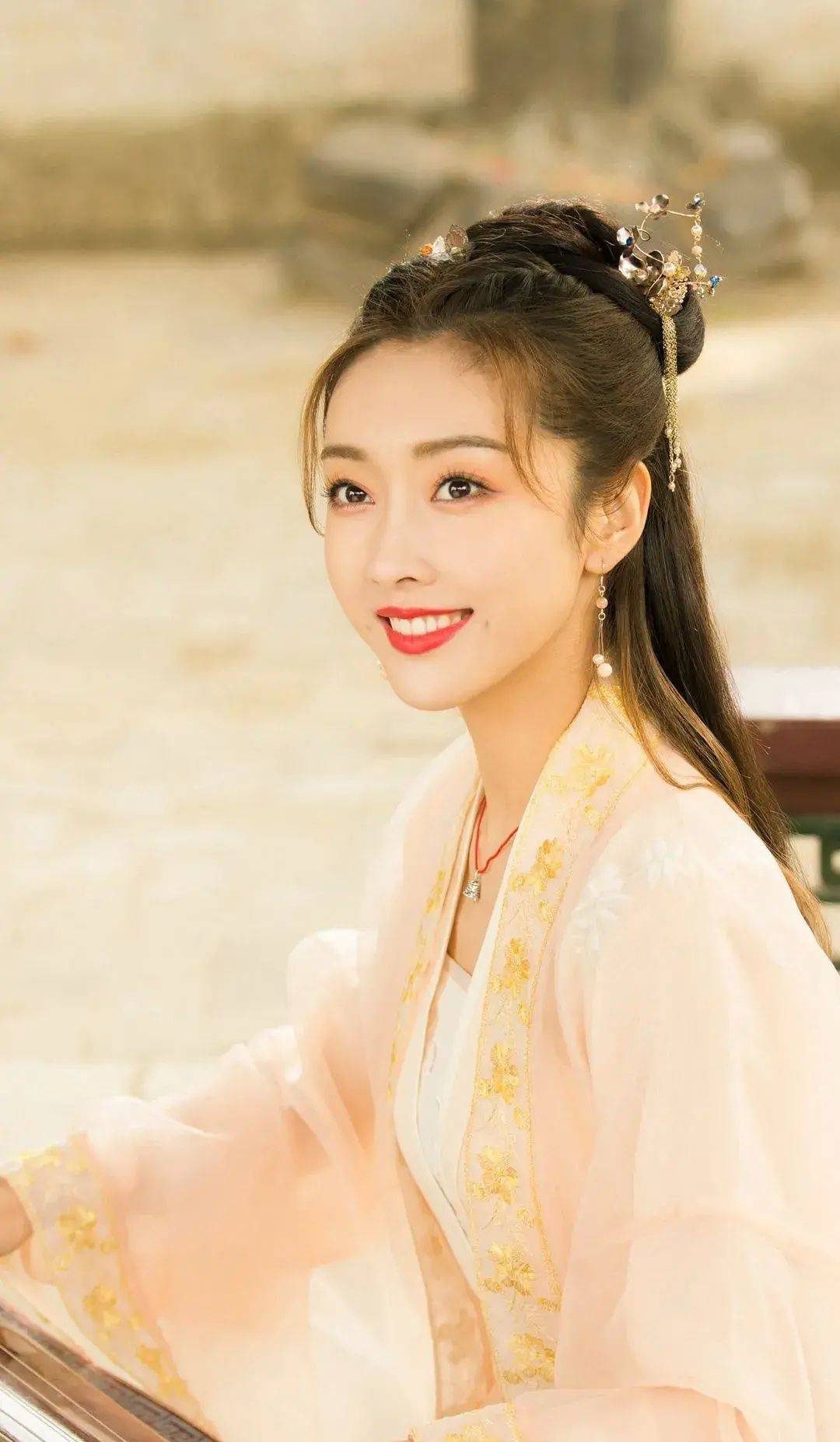 韩栋|宣璐收到了来自“义父”何晟铭的小金人