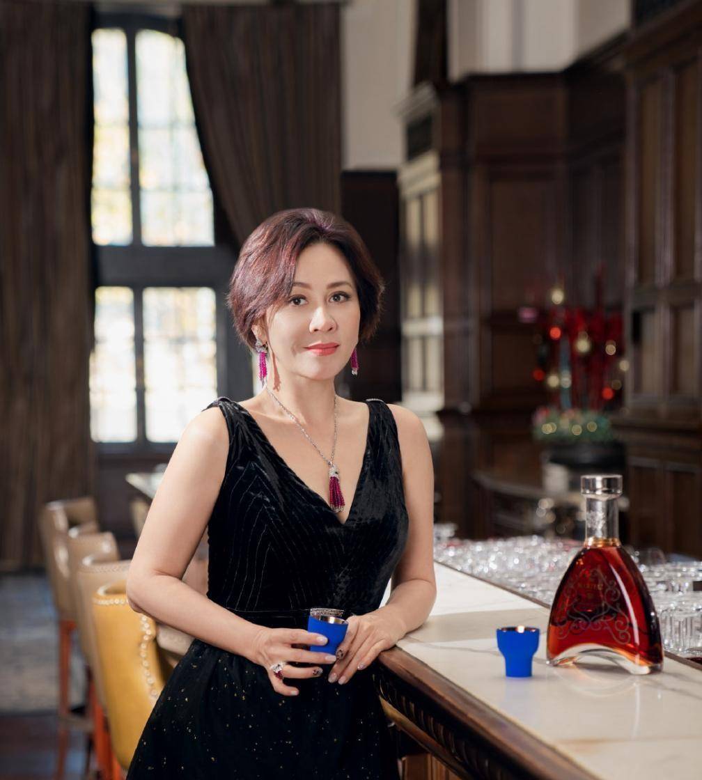 裙子|刘嘉玲穿礼服气场强大惊艳全场，梁朝伟和章子怡都成了衬托