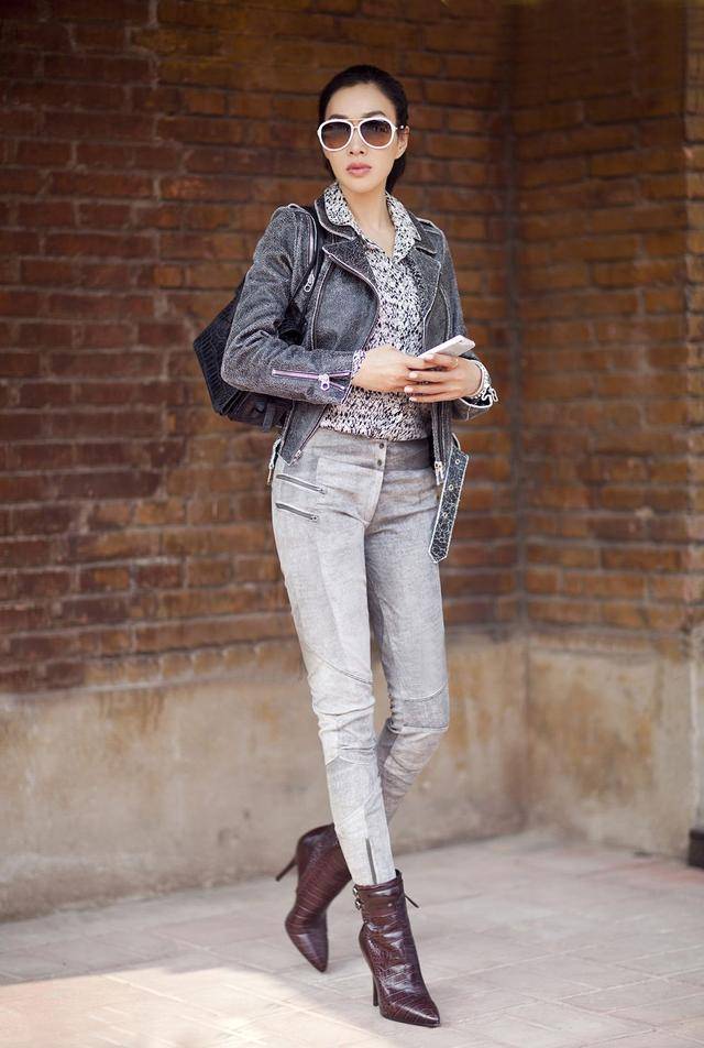 星人|50岁钟丽缇真是敢穿,牛仔外套配紧身“破洞裤”,腰是腰腚是腚