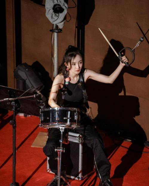 身材|杨幂身材好颜值高，穿搭适合20岁左右女生，气质好很大方