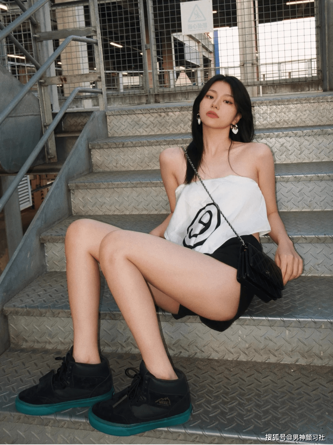 黑色|请放下“渣女吊带”，你已经到了该穿又嗲又撩的吊带T恤的年纪