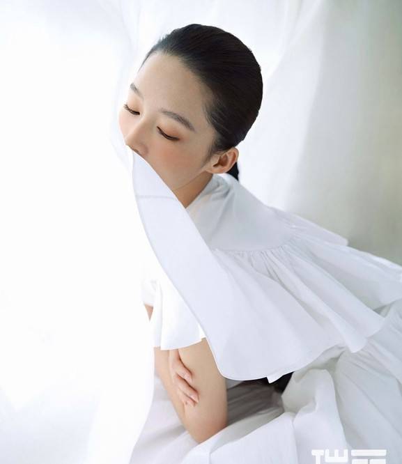 下装|30岁李沁最新少女感写真,下装失踪搭配好青春,6套造型都太美了