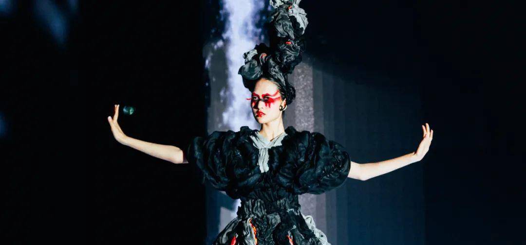 展演|惊艳！广州美术学院惊现赛博朋克沉浸式服装艺术展演-数艺网转